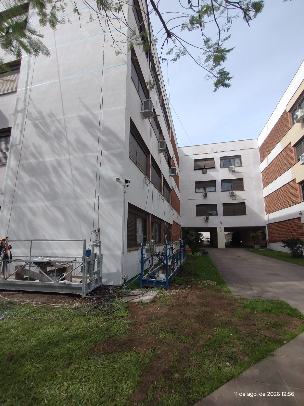 Intervenção em fachada realizada pela Bresolin Engenharia, com plataformas de trabalho